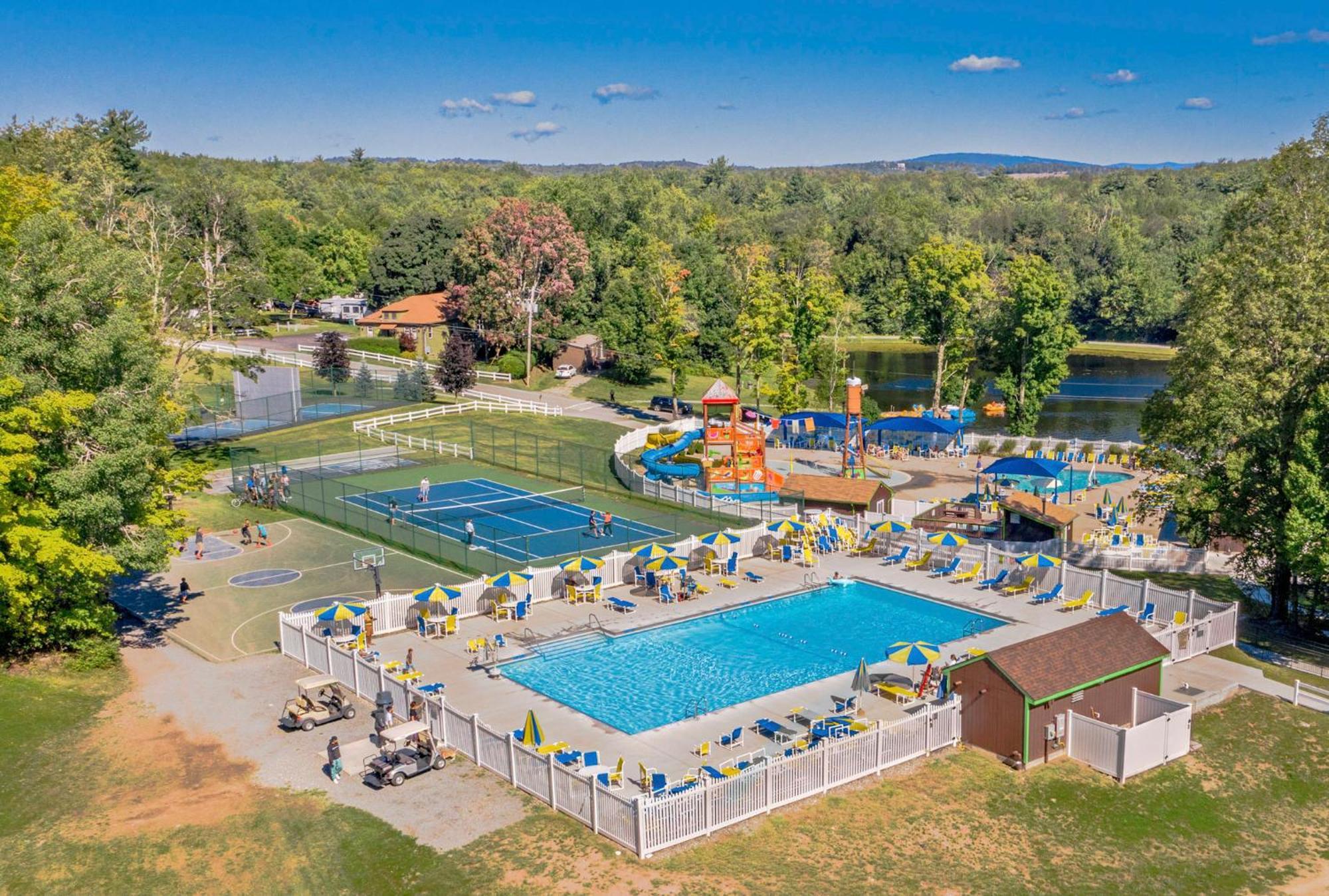 Jellystone Park Birchwood Acres Villa Greenfield Park Exteriör bild